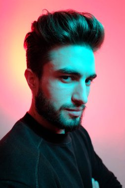 Yakışıklı bir gencin portresi. 