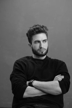 Yakışıklı bir gencin portresi. 