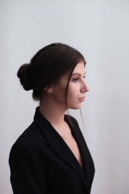 Güzel genç esmer kadın portresi stüdyo 
