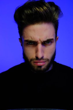 Yakışıklı, şaşırmış genç bir adamın portresi. 