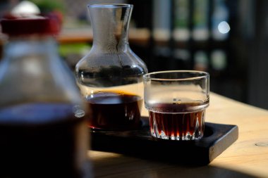 Masanın üzerinde bir kavanoz alternatif kahve ve bir bardak var. Hario v60. konsept filtresi Kahve