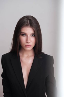 Güzel genç esmer kadın portresi stüdyo 