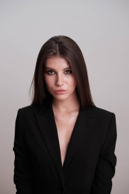 Güzel genç esmer kadın portresi stüdyo 