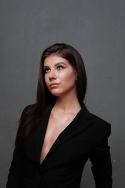 Güzel genç esmer kadın portresi stüdyo 