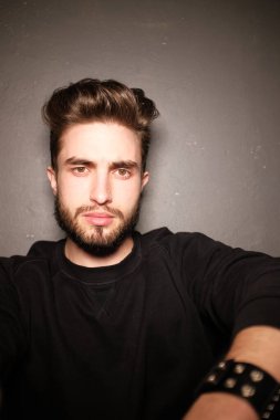 Yakışıklı bir gencin portresi. 