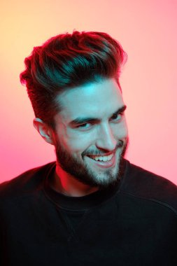 Yakışıklı bir gencin portresi. 