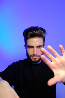 Yakışıklı bir gencin portresi. 