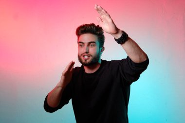 Kafası karışmış yakışıklı bir gencin portresi. 