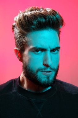 Kızgın yüzlü yakışıklı bir gencin portresi. 