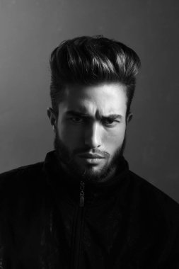 Yakışıklı bir gencin portresi. 