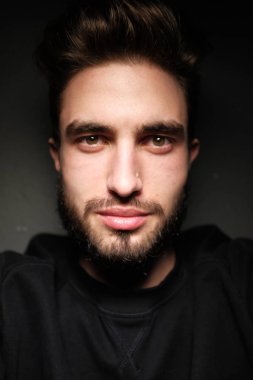 Yakışıklı bir gencin portresi. 