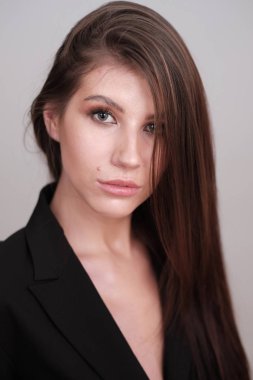 Güzel genç esmer kadın portresi stüdyo 