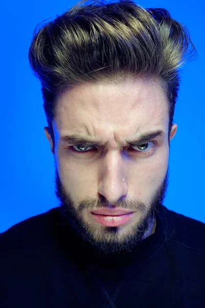 Retrato Belo Jovem Com Expressão Irritada — Fotografia de Stock