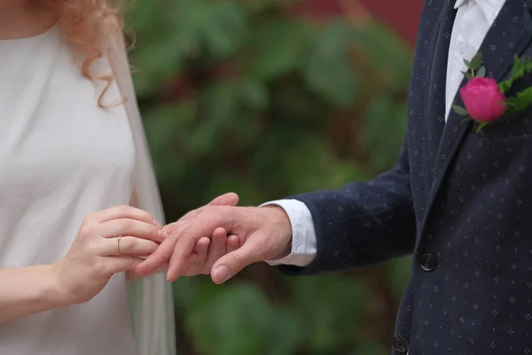 Bride Groom Exchanging Wedding Rings — Stock Photo, Image