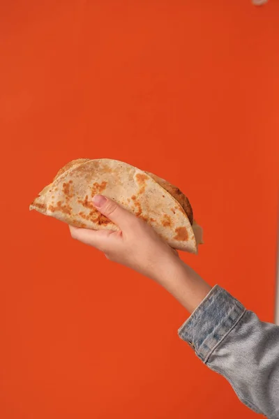 Ręczne Trzymanie Taco Widok Bliska — Zdjęcie stockowe