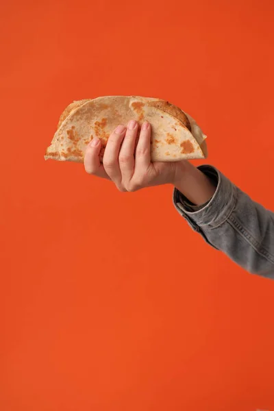 Ręczne Trzymanie Taco Widok Bliska — Zdjęcie stockowe