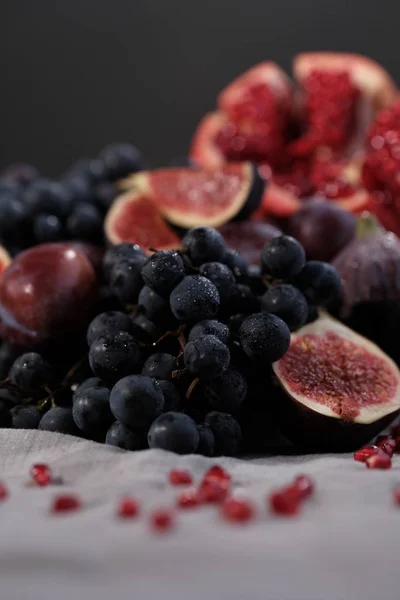 Prato Figos Italianos Roxos Cesta Uvas Romã Fundo Cinza — Fotografia de Stock