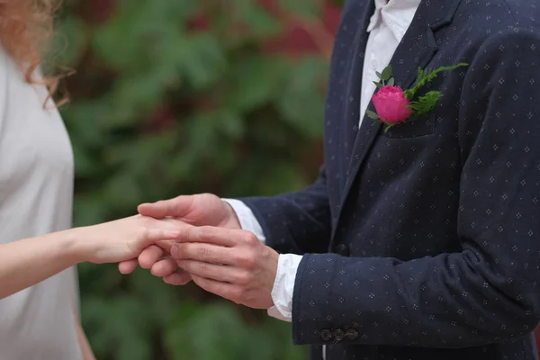 Bruden Och Brudgummen Utbyta Bröllop Ringar — Stockfoto
