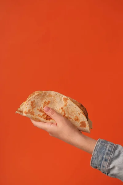 Mano Tenendo Taco Vista Vicino — Foto Stock