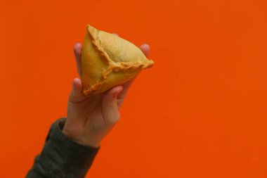 El ele tutuşan çörekler yakın çekim görüntüsü 