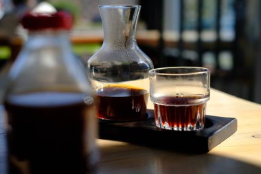 Bir kavanoz alternatif kahve ve bir bardak. Hario v60. konsept filtresi Kahve