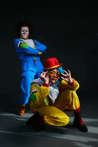 Deux clowns un homme et une femme maquillés en survêtements de couleur vive dans le style des années 80 . — Photo