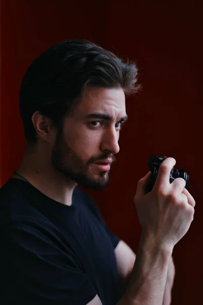 Fotógrafo masculino usa uma câmera sem espelho para tirar uma foto . — Fotografia de Stock