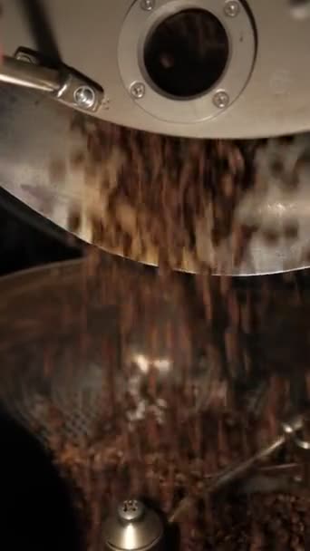 Охлаждение кофейных зерен после обжарки. Обжарка машины, крупным планом — стоковое видео
