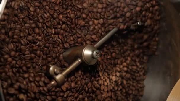 Refrigeração de grãos de café após a torrefação. Máquina de torrefação, close-up — Vídeo de Stock