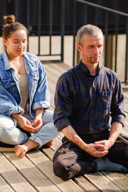 Bir grup genç parkta meditasyon yapıyor.. 