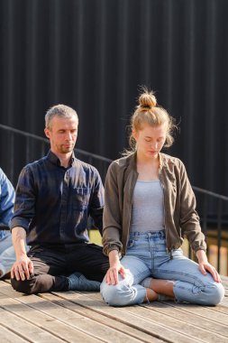 Bir grup genç parkta meditasyon yapıyor.. 