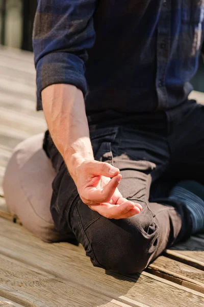 Jóvenes deportistas practicando yoga, haciendo ejercicio Padmasana, pose de Loto, con gesto mudra, ejercitándose . — Foto de Stock