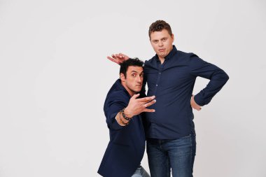 İki erkek arkadaşın stüdyo portresi 