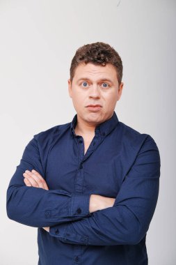 Kafası havada bir adamın stüdyo portresi. 