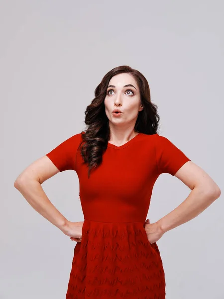 Retrato de mulher em vestido vermelho com braços levantados — Fotografia de Stock