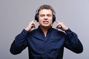 Kulaklıklı rock müzisyeninin stüdyo portresi