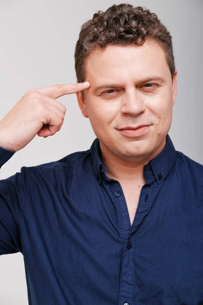 Portrait d'homme en studio avec la main sur la tête — Photo