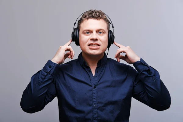 Portrait studio d'un musicien à bascule dans un casque — Photo