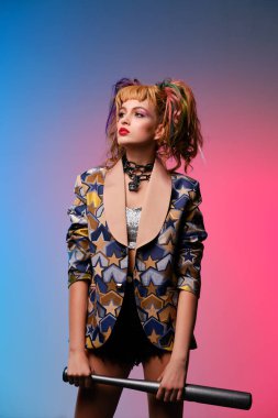 Filmdeki Cosplay karakteri. Beyzbol sopalı kız.. 