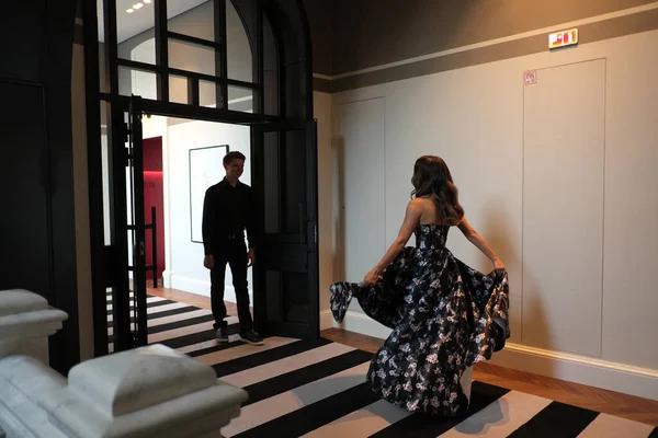 아름다운 드레스를 입은 아름다운 커플 과검은 셔츠와 바지를 입은 남자가 아름다운 실내 건물에 있습니다 — 스톡 사진
