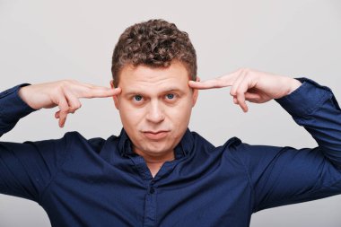 Kafası havada bir adamın stüdyo portresi. 