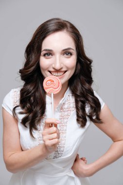 Renkli lolipop tutan kadının stüdyo portresi