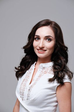 Beyaz elbiseli ve spor ayakkabılı sıradan bir kadın portresi.