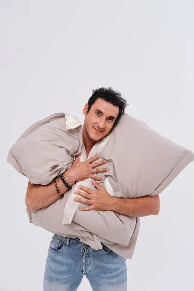 Studio portrét ospalého muže držícího polštáře — Stock fotografie