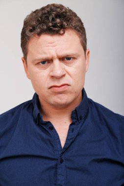 Kafası havada bir adamın stüdyo portresi. 