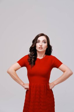 Kırmızı elbiseli bir kadının stüdyo portresi