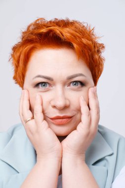 Şaşırmış kızıl saçlı kadının portresi.