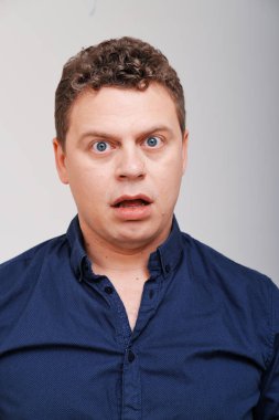 Kafası havada bir adamın stüdyo portresi. 