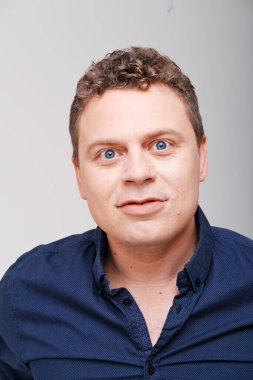 Kafası havada bir adamın stüdyo portresi. 