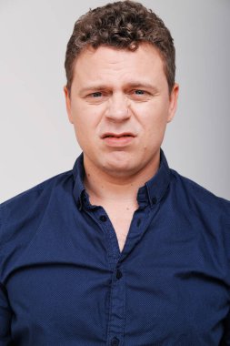 Kafası havada bir adamın stüdyo portresi. 